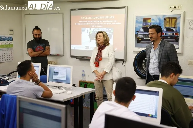 Visita de la concejala de Salud Pública, Vega Villar, a un grupo de los 49 alumnos que participan en los Talleres de Reducción de Accidentes de Tráfico, en la Autoescuela El Pilar. Foto de David Sañudo