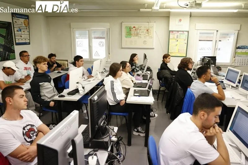 Visita de la concejala de Salud Pública, Vega Villar, a un grupo de los 49 alumnos que participan en los Talleres de Reducción de Accidentes de Tráfico, en la Autoescuela El Pilar. Foto de David Sañudo