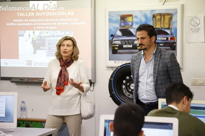 Visita de la concejala de Salud Pública, Vega Villar, a un grupo de los 49 alumnos que participan en los Talleres de Reducción de Accidentes de Tráfico, en la Autoescuela El Pilar. Foto de David Sañudo