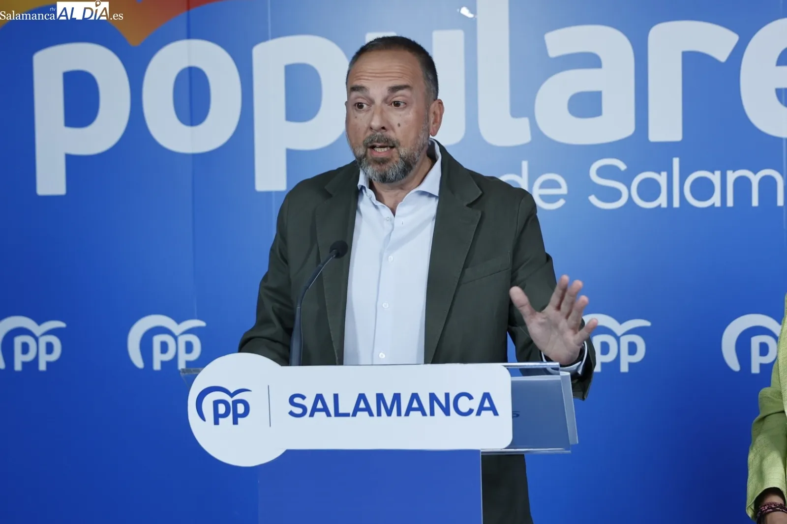El senador popular por Salamanca, Bienvenido de Arriba, en la rueda de prensa de este viernes. Foto de David Sañudo