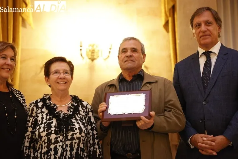 Homenaje en el Casino de Salamanca a las personas mayores de la ciudad que han cumplido sus bodas de oro este año. Foto de David Sañudo