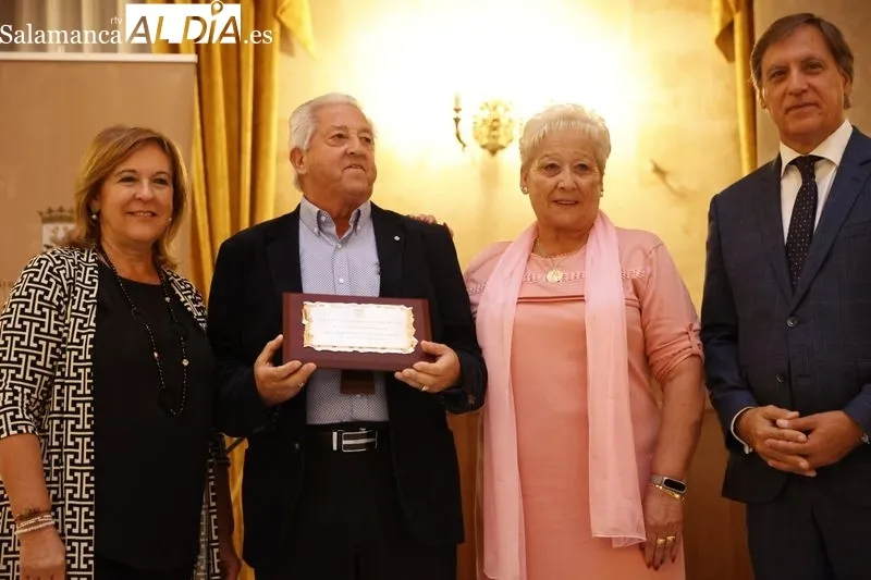 Homenaje en el Casino de Salamanca a las personas mayores de la ciudad que han cumplido sus bodas de oro este año. Foto de David Sañudo