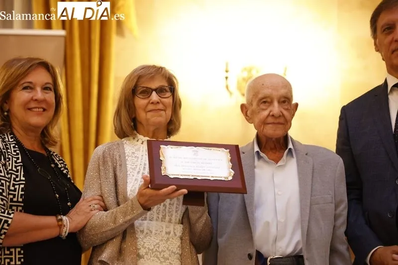 Homenaje en el Casino de Salamanca a las personas mayores de la ciudad que han cumplido sus bodas de oro este año. Foto de David Sañudo