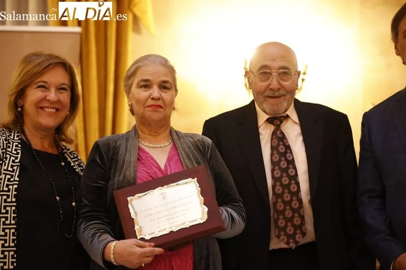 Homenaje en el Casino de Salamanca a las personas mayores de la ciudad que han cumplido sus bodas de oro este año. Foto de David Sañudo