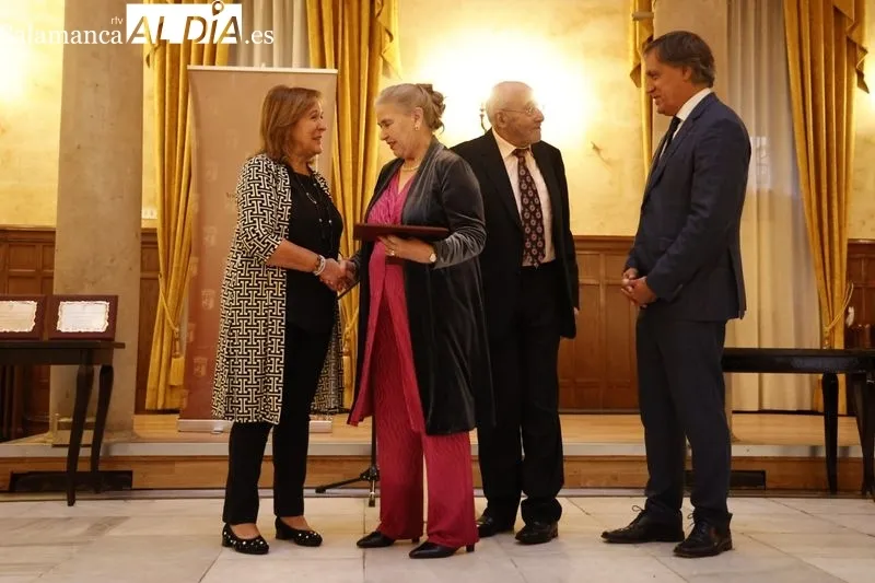 Homenaje en el Casino de Salamanca a las personas mayores de la ciudad que han cumplido sus bodas de oro este año. Foto de David Sañudo