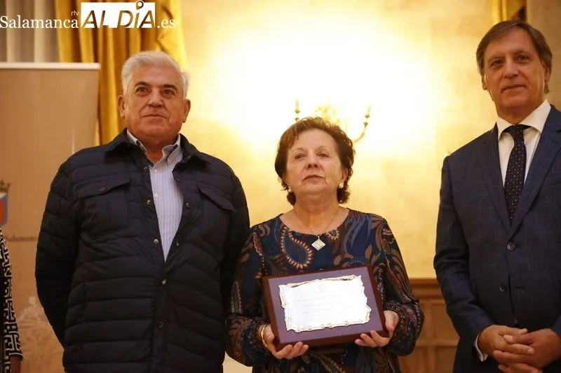 Homenaje en el Casino de Salamanca a las personas mayores de la ciudad que han cumplido sus bodas de oro este año. Foto de David Sañudo