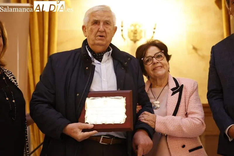 Homenaje en el Casino de Salamanca a las personas mayores de la ciudad que han cumplido sus bodas de oro este año. Foto de David Sañudo