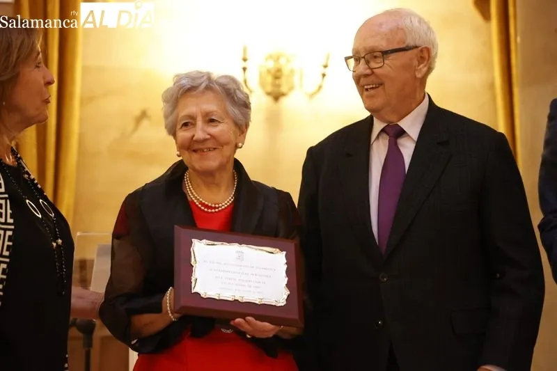 Homenaje en el Casino de Salamanca a las personas mayores de la ciudad que han cumplido sus bodas de oro este año. Foto de David Sañudo