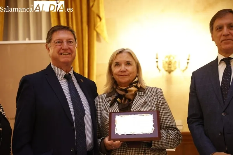 Homenaje en el Casino de Salamanca a las personas mayores de la ciudad que han cumplido sus bodas de oro este año. Foto de David Sañudo