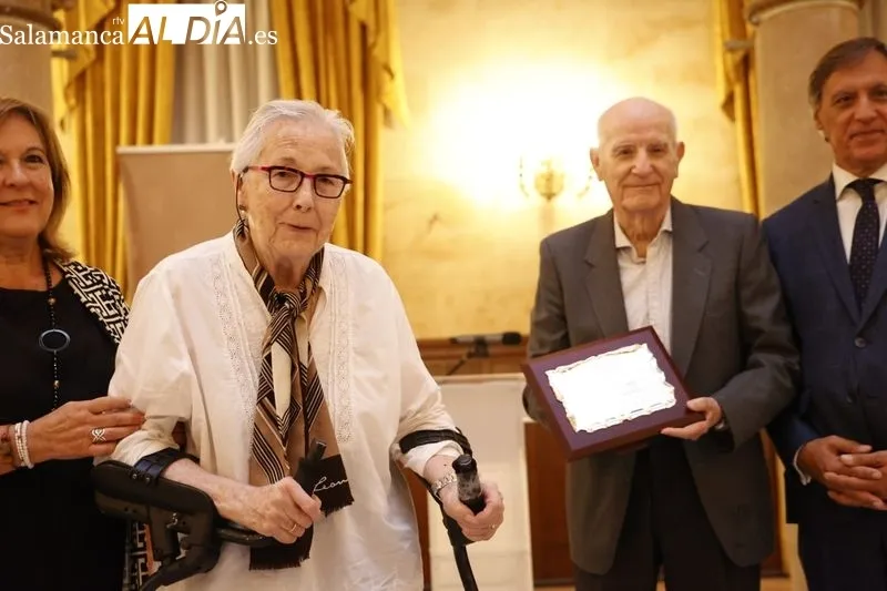 Homenaje en el Casino de Salamanca a las personas mayores de la ciudad que han cumplido sus bodas de oro este año. Foto de David Sañudo
