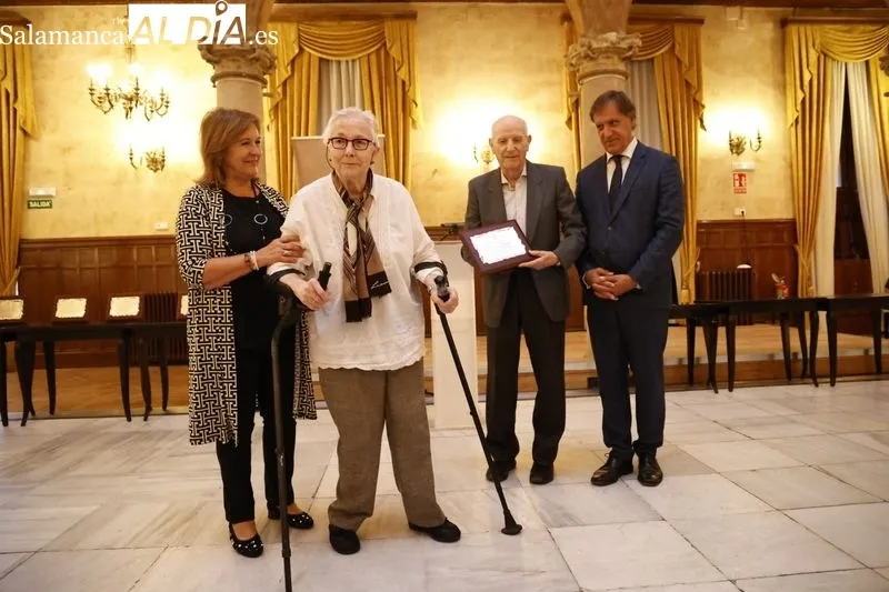 Homenaje en el Casino de Salamanca a las personas mayores de la ciudad que han cumplido sus bodas de oro este año. Foto de David Sañudo