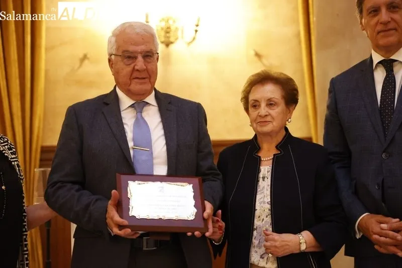 Homenaje en el Casino de Salamanca a las personas mayores de la ciudad que han cumplido sus bodas de oro este año. Foto de David Sañudo