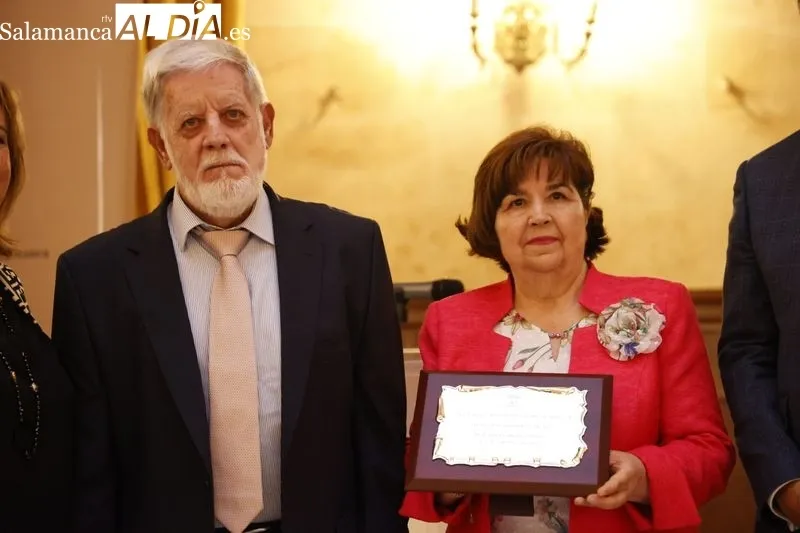 Homenaje en el Casino de Salamanca a las personas mayores de la ciudad que han cumplido sus bodas de oro este año. Foto de David Sañudo