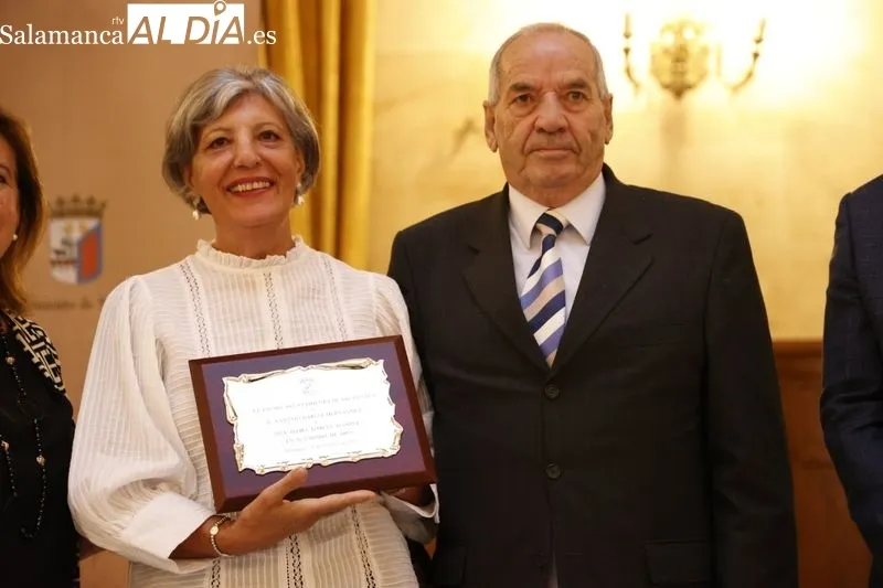 Homenaje en el Casino de Salamanca a las personas mayores de la ciudad que han cumplido sus bodas de oro este año. Foto de David Sañudo