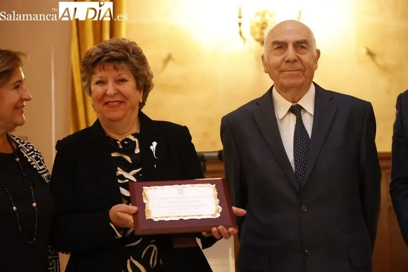 Homenaje en el Casino de Salamanca a las personas mayores de la ciudad que han cumplido sus bodas de oro este año. Foto de David Sañudo