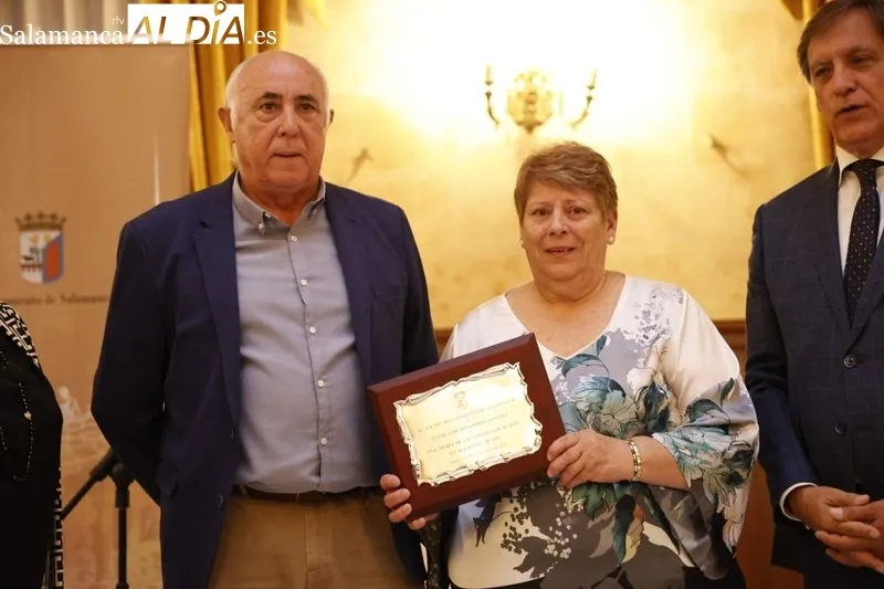 Homenaje en el Casino de Salamanca a las personas mayores de la ciudad que han cumplido sus bodas de oro este año. Foto de David Sañudo