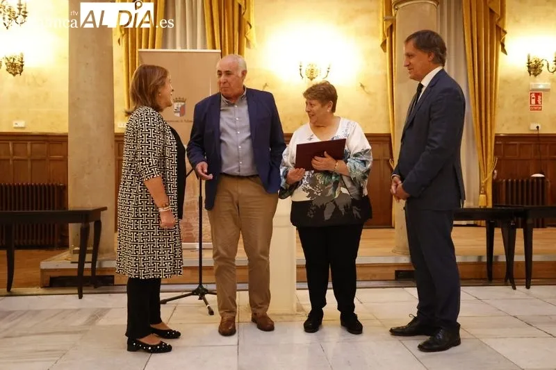 Homenaje en el Casino de Salamanca a las personas mayores de la ciudad que han cumplido sus bodas de oro este año. Foto de David Sañudo