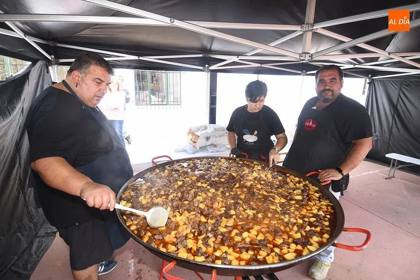 Foto 2 - Unos 170 comensales degustan en Tenebr&oacute;n la carne de las reses de las fiestas veraniegas