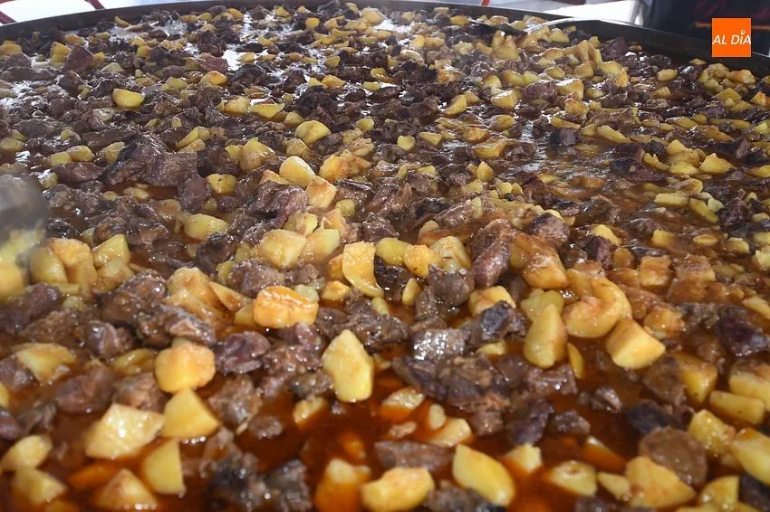 Foto 3 - Unos 170 comensales degustan en Tenebr&oacute;n la carne de las reses de las fiestas veraniegas