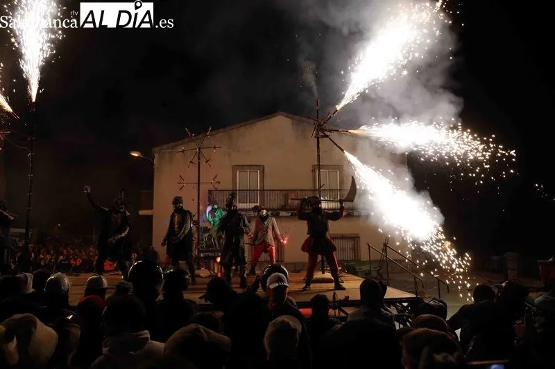 Foto 10 - Las mejores im&aacute;genes del Correfoc en Alba de Tormes