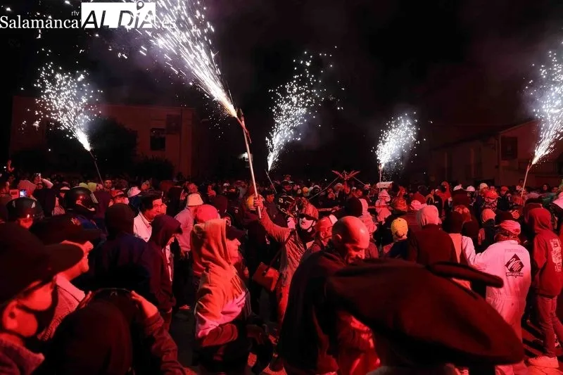 Foto 2 - Las mejores im&aacute;genes del Correfoc en Alba de Tormes
