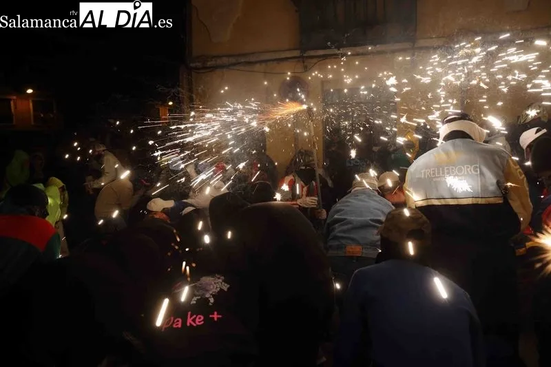 Foto 14 - Las mejores im&aacute;genes del Correfoc en Alba de Tormes