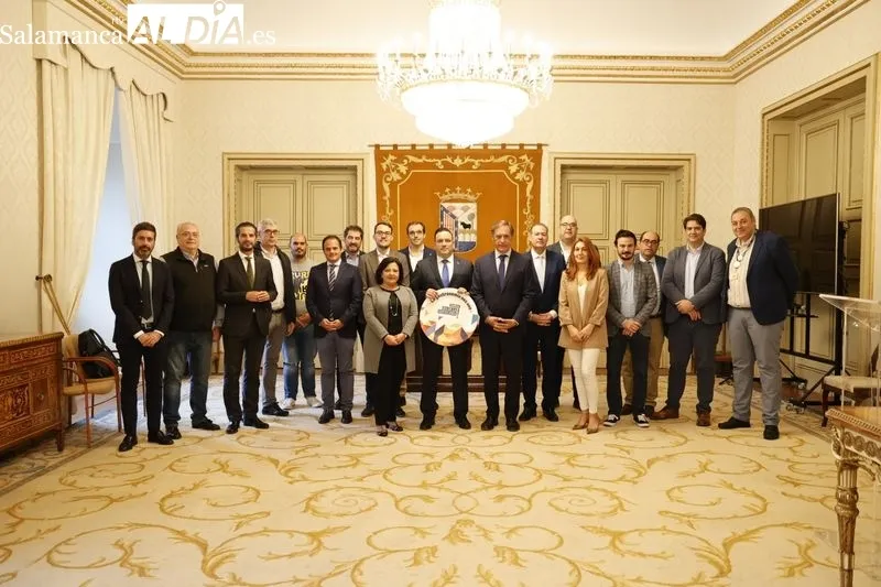  Con motivo del VIII Día de la Hostelería, el alcalde de Salamanca, Carlos García Carbayo, recibe a representantes del sector. Foto de David Sañudo