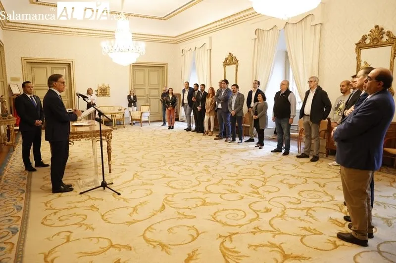  Con motivo del VIII Día de la Hostelería, el alcalde de Salamanca, Carlos García Carbayo, recibe a representantes del sector. Foto de David Sañudo