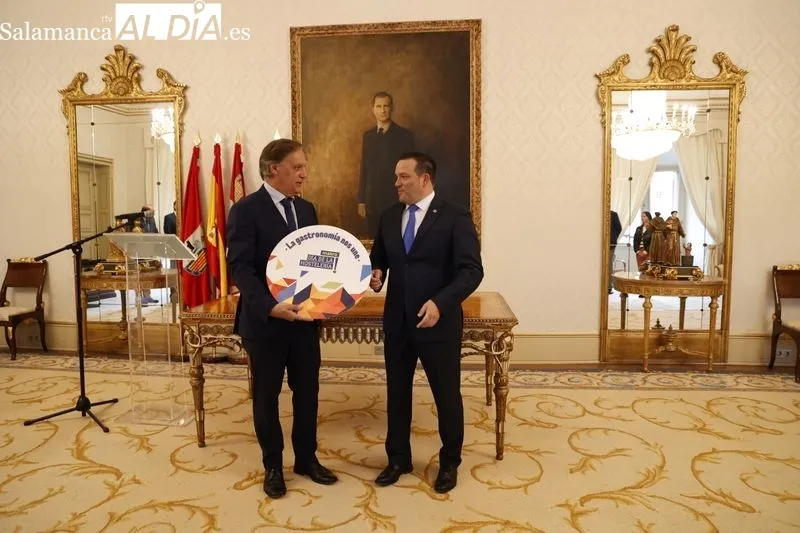  Con motivo del VIII Día de la Hostelería, el alcalde de Salamanca, Carlos García Carbayo, recibe a representantes del sector. Foto de David Sañudo
