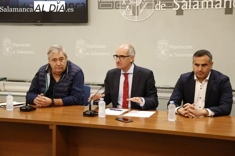 Representantes de Adecocir, Adezos, Adrecag, Adriss y Nordeste junto al presidente de la Diputación de Salamanca. Foto de David Sañudo