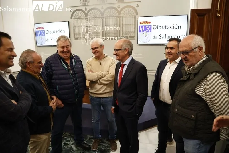 Representantes de Adecocir, Adezos, Adrecag, Adriss y Nordeste junto al presidente de la Diputación de Salamanca. Foto de David Sañudo