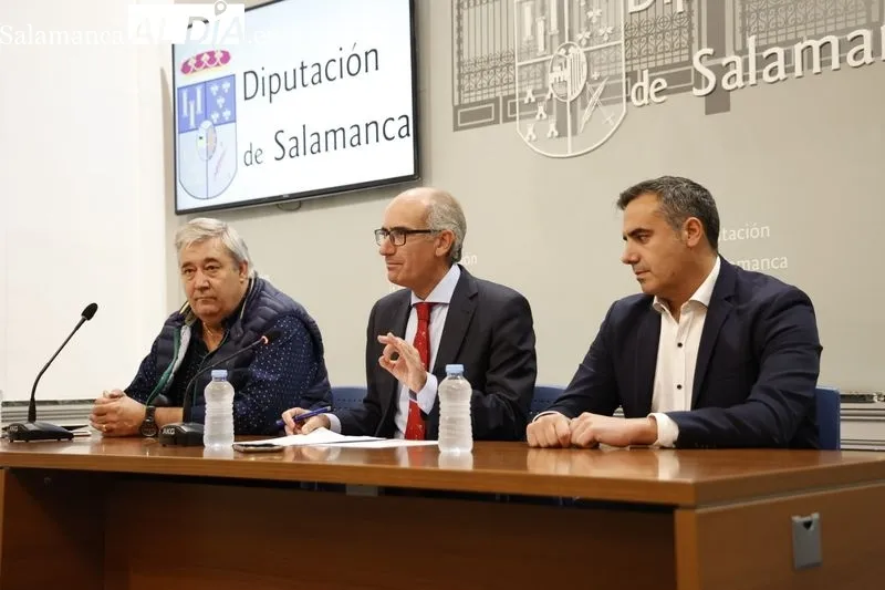 Representantes de Adecocir, Adezos, Adrecag, Adriss y Nordeste junto al presidente de la Diputación de Salamanca. Foto de David Sañudo