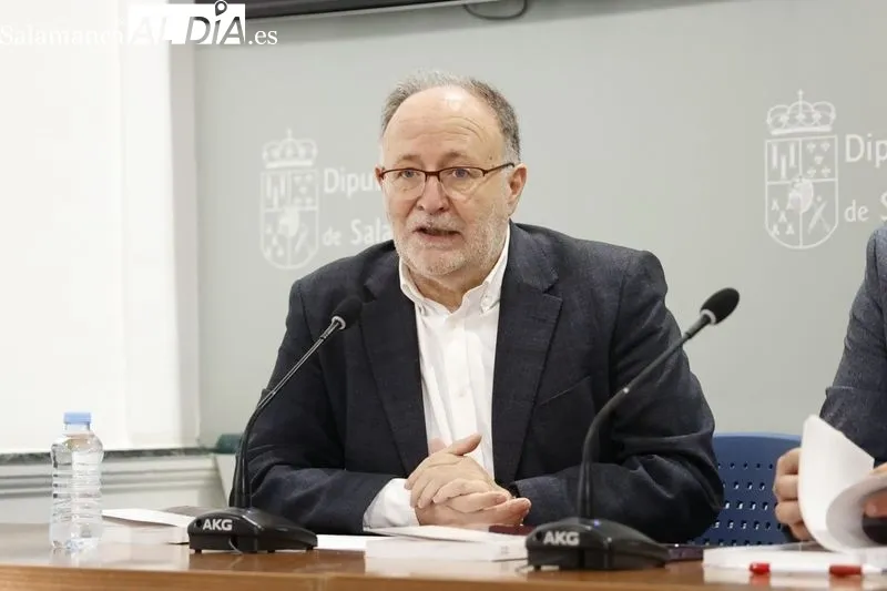 El diputado de Cultura, David Mingo, y el director del consejo de redacción de la Revista de Estudios Salamanca, Mariano Esteban, en la presentación del Número 65-66 de la Revista de Estudios Salamanca. Foto de David Sañudo