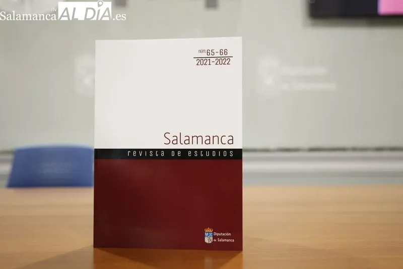 El diputado de Cultura, David Mingo, y el director del consejo de redacción de la Revista de Estudios Salamanca, Mariano Esteban, en la presentación del Número 65-66 de la Revista de Estudios Salamanca. Foto de David Sañudo