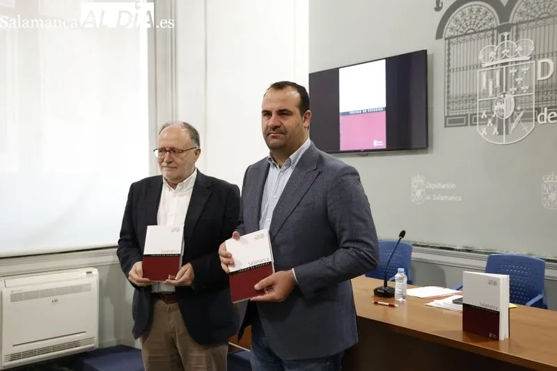 El diputado de Cultura, David Mingo, y el director del consejo de redacción de la Revista de Estudios Salamanca, Mariano Esteban, en la presentación del Número 65-66 de la Revista de Estudios Salamanca. Foto de David Sañudo