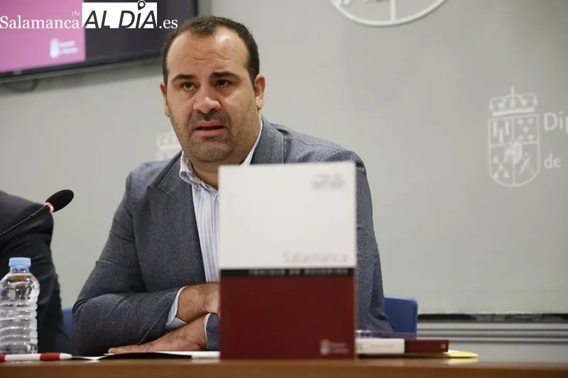 El diputado de Cultura, David Mingo, y el director del consejo de redacción de la Revista de Estudios Salamanca, Mariano Esteban, en la presentación del Número 65-66 de la Revista de Estudios Salamanca. Foto de David Sañudo