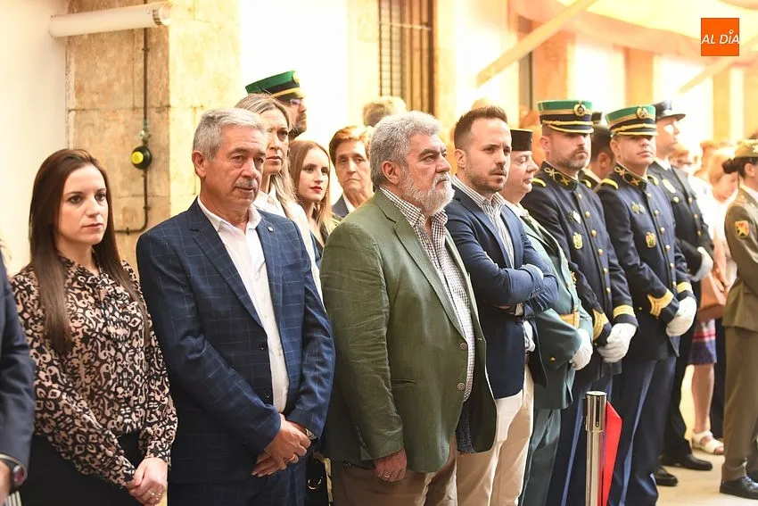 Foto 11 - Impuestas dos condecoraciones en la &uacute;ltima celebraci&oacute;n presidida por el actual Jefe en Ciudad Rodrigo
