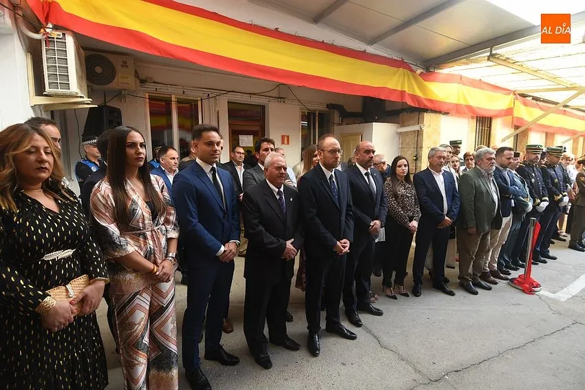 Foto 7 - Impuestas dos condecoraciones en la &uacute;ltima celebraci&oacute;n presidida por el actual Jefe en Ciudad Rodrigo