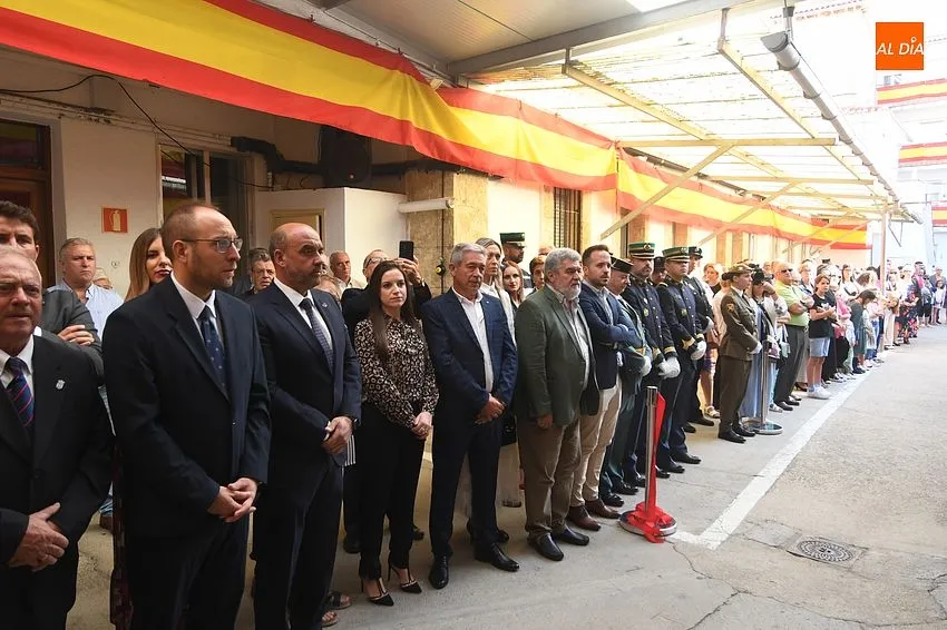 Foto 8 - Impuestas dos condecoraciones en la &uacute;ltima celebraci&oacute;n presidida por el actual Jefe en Ciudad Rodrigo