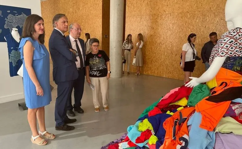 Muestra ‘ReciclArte: Por un planeta limpio. Cuando la ropa se hace arte y vuelve a circular’ de la artista María Crisóstomo, en el Centro Julián Sánchez El Charro