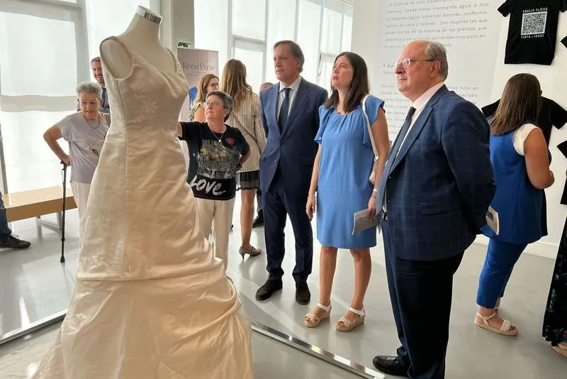 Muestra ‘ReciclArte: Por un planeta limpio. Cuando la ropa se hace arte y vuelve a circular’ de la artista María Crisóstomo, en el Centro Julián Sánchez El Charro