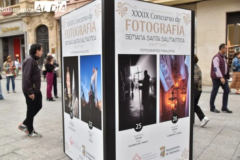 Inauguración en la plaza del Liceo de la muestra del XXIX Concurso de Fotografía 'Semana Santa Salmantina'. Foto de Vanesa Martins