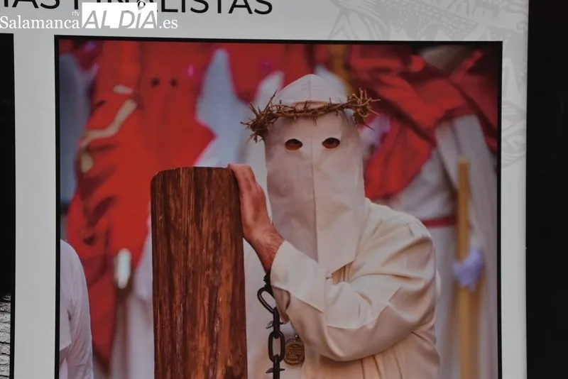 Inauguración en la plaza del Liceo de la muestra del XXIX Concurso de Fotografía 'Semana Santa Salmantina'. Foto de Vanesa Martins