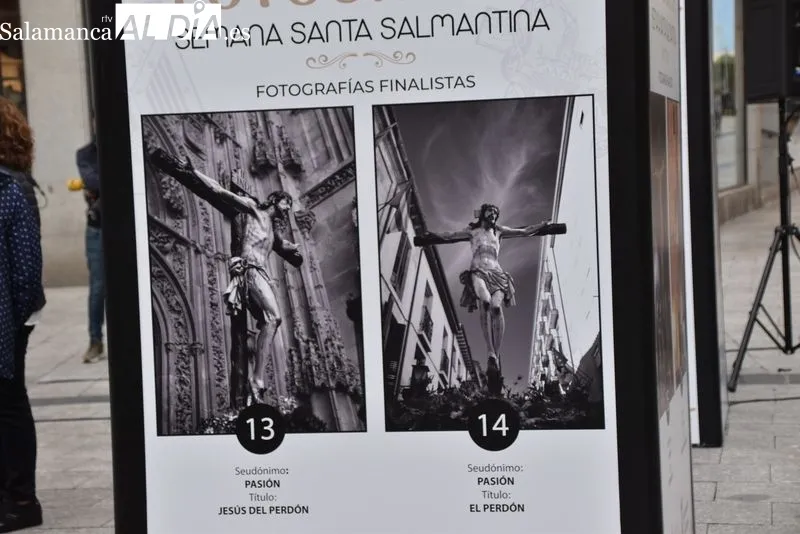 Inauguración en la plaza del Liceo de la muestra del XXIX Concurso de Fotografía 'Semana Santa Salmantina'. Foto de Vanesa Martins