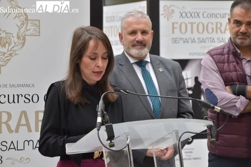 Inauguración en la plaza del Liceo de la muestra del XXIX Concurso de Fotografía 'Semana Santa Salmantina'. Foto de Vanesa Martins