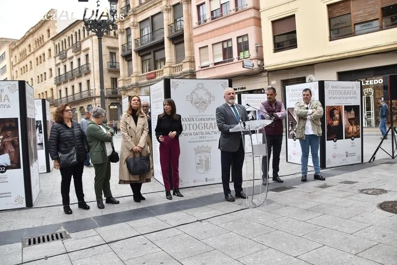 Inauguración en la plaza del Liceo de la muestra del XXIX Concurso de Fotografía 'Semana Santa Salmantina'. Foto de Vanesa Martins