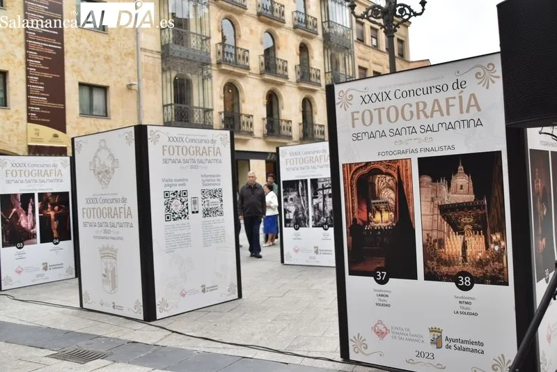 Inauguración en la plaza del Liceo de la muestra del XXIX Concurso de Fotografía 'Semana Santa Salmantina'. Foto de Vanesa Martins