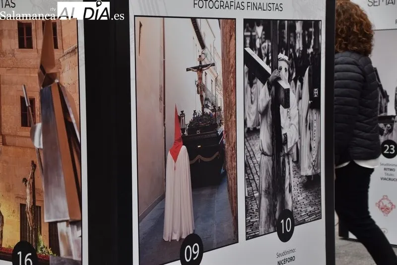 Inauguración en la plaza del Liceo de la muestra del XXIX Concurso de Fotografía 'Semana Santa Salmantina'. Foto de Vanesa Martins