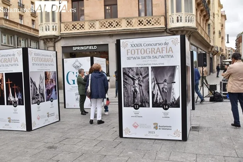 Inauguración en la plaza del Liceo de la muestra del XXIX Concurso de Fotografía 'Semana Santa Salmantina'. Foto de Vanesa Martins