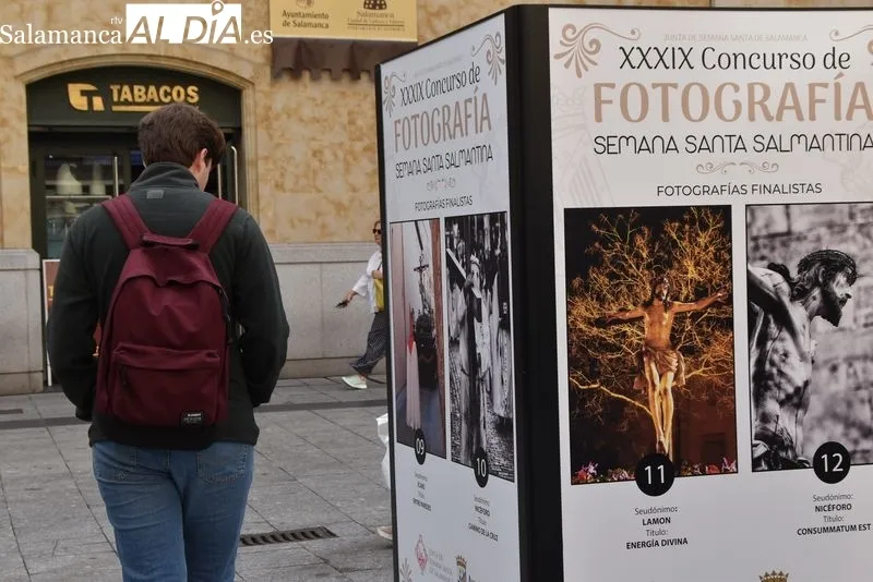 Inauguración en la plaza del Liceo de la muestra del XXIX Concurso de Fotografía 'Semana Santa Salmantina'. Foto de Vanesa Martins